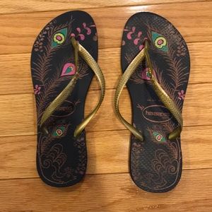 Havaianas • Floral, feather patterned flip flops